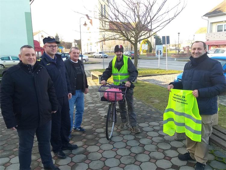 Slika /PU_KK/Vijesti/2020/02/podjela.prsluka.1.jpg