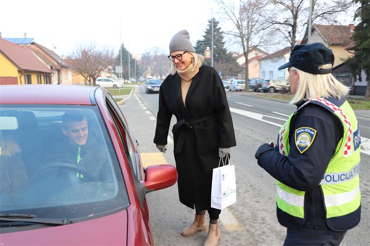 Slika /PU_KK/Vijesti/2022/12/Dan_ljubaznosti_u_prometu_07.JPG