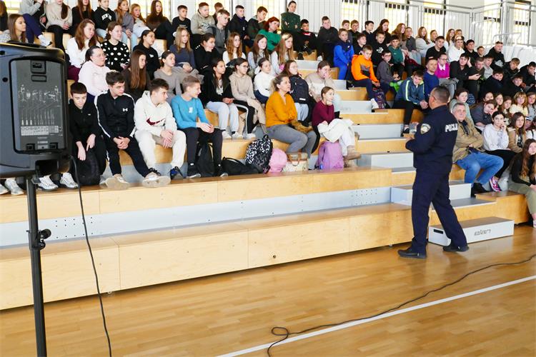 Slika /PU_KK/Vijesti/2025/12/edukacija.pirotehnika.1.JPG